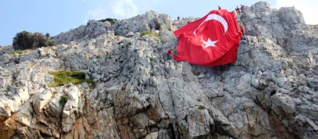 Νέα πρόκληση- Ύψωσαν τεράστια τουρκική σημαία απέναντι από τα Ίμια.