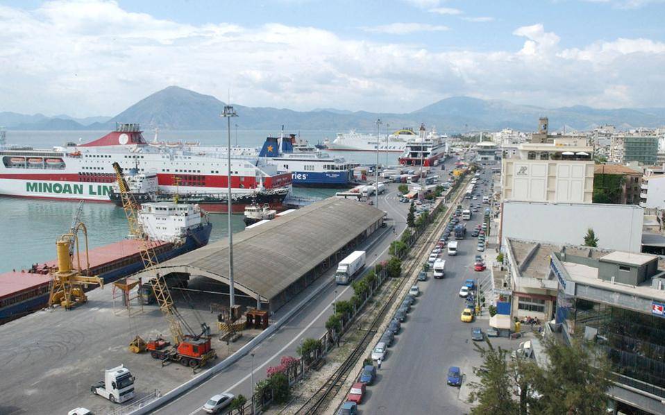 Παράνομοι μετανάστες επιτέθηκαν και τραυμάτισαν λιμενικό στο λιμάνι της Πάτρας.