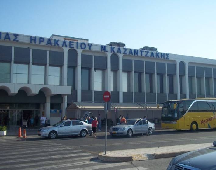 Ηράκλειο: Έπεσε κομμάτι οροφής στο αεροδρόμιο “Νίκος Καζαντζάκης”
