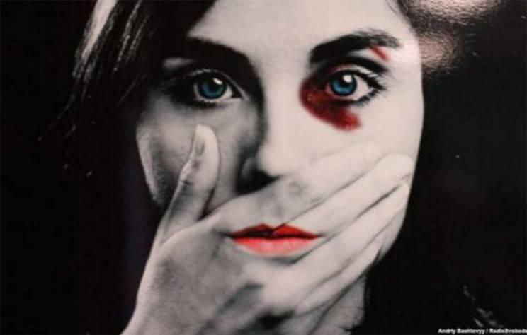 Ενδoοικογενειακή βία: Τετραπλασιάστηκαν οι κλήσεις στις γραμμές SOS εν μέσω καραντίνας.