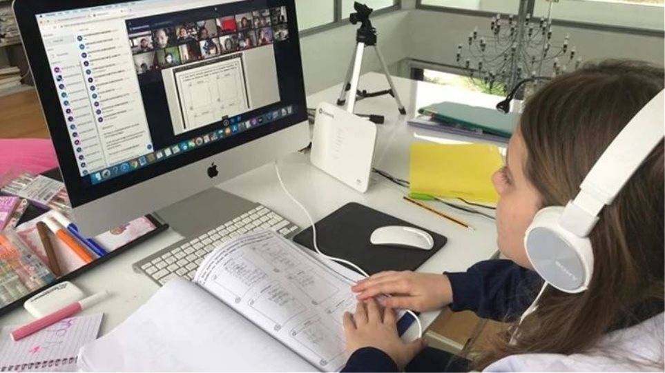 Με τηλεκπαίδευση τα μαθήματα σε γυμνάσια και λύκεια .