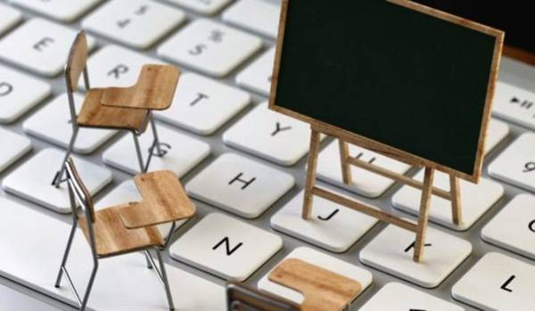 Με προβλήματα η πρεμιέρα τηλεκπαίδευσης για δημοτικά και νηπιαγωγεία. “Πάρτι” στο Twitter