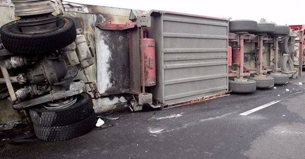 Εκτροπή φορτηγού στη Σίνδο – Με δυσκολία η κυκλοφορία των οχημάτων