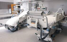 Πανό έξω από ιδιωτική κλινική που επίταξε το υπουργείο Υγείας