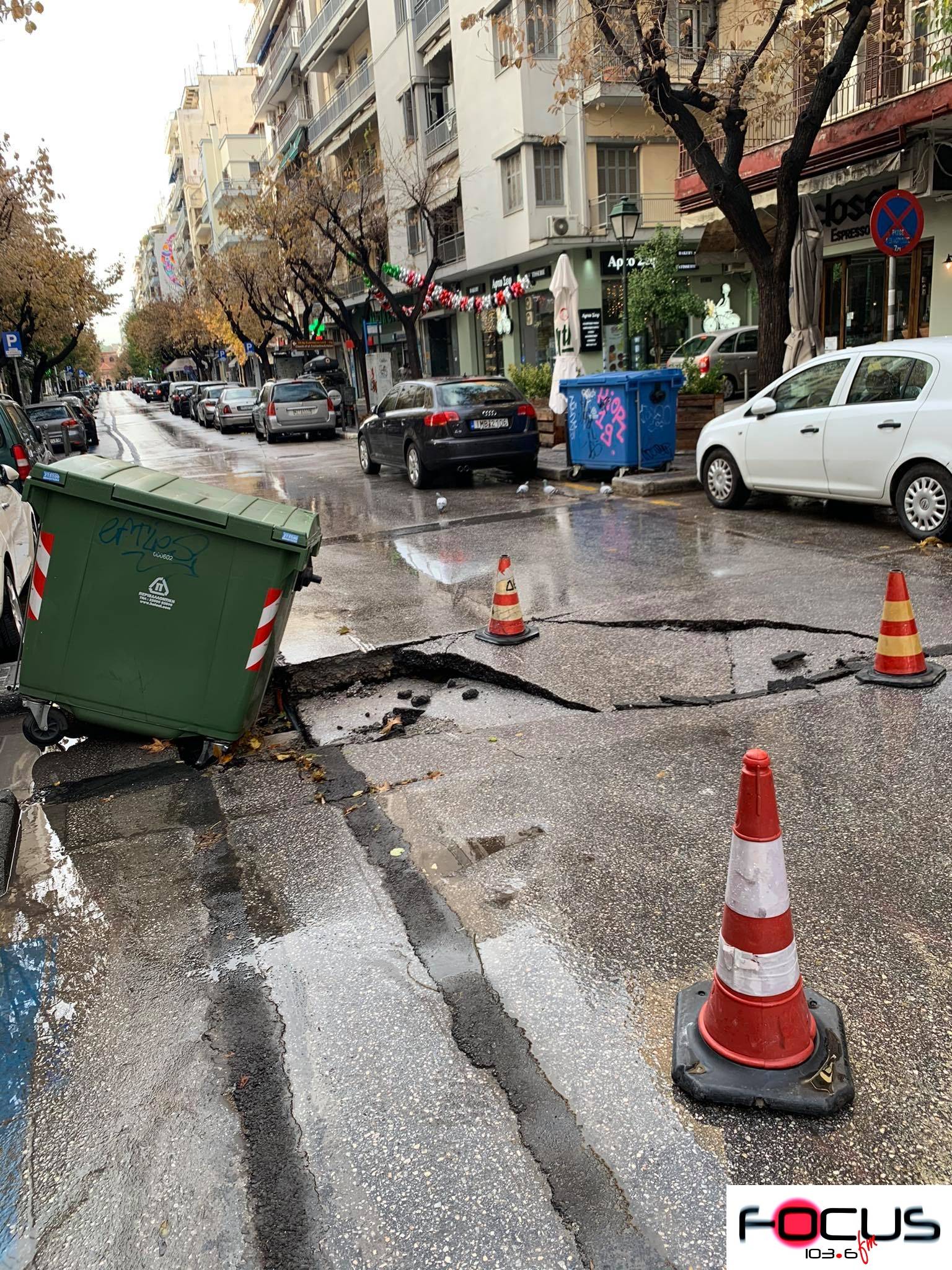 Καθίζηση δρόμου στο κέντρο της Θεσσαλονίκης. (ΦΩΤΟ)