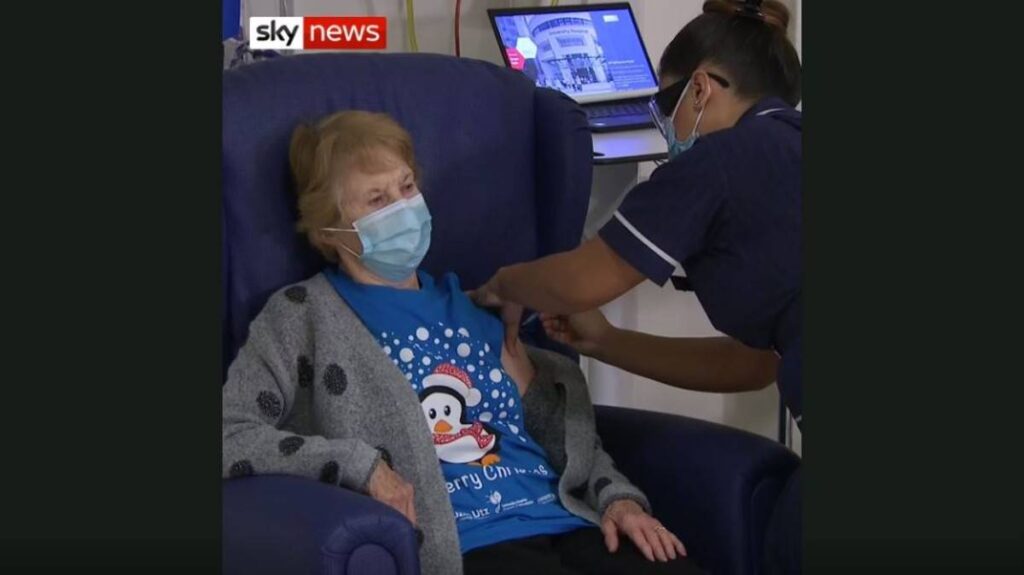 Βρετανία: Η 90χρονη Μ.Κίναν είναι ο πρώτος άνθρωπος στην Βρετανία που δοκίμασε εμβόλιο παραγωγής για κορωνοϊό.