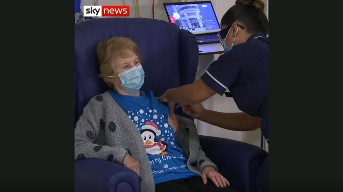 Βρετανία: Η 90χρονη Μ.Κίναν είναι ο πρώτος άνθρωπος στην Βρετανία που δοκίμασε εμβόλιο παραγωγής για κορωνοϊό.
