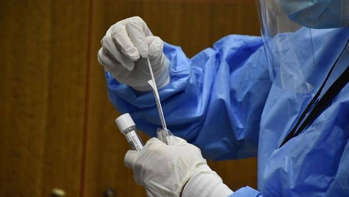 Ιδιωτικά εργαστήρια σταματούν τα Covid test λόγω διατίμησης.