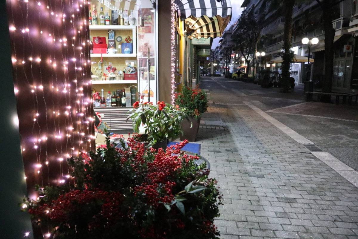 Κλειστό το λιανεμπόριο, μόνο με click away οι αγορές.- Ανοιχτά μόνο κομμωτήρια και βιβλιοπωλεία.