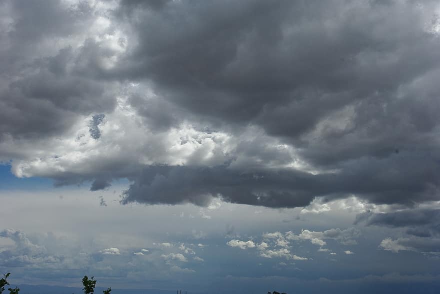 Καιρός: Βροχές και καταιγίδες και χιόνια στα ορεινά