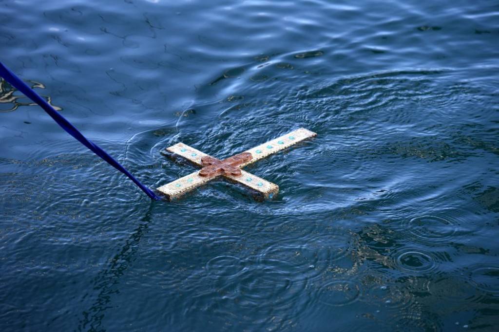 Στο Αίγιο έγινε κανονικά ο αγιασμός των υδάτων- Πιστοί βούτηξαν στα παγωμένα νερά