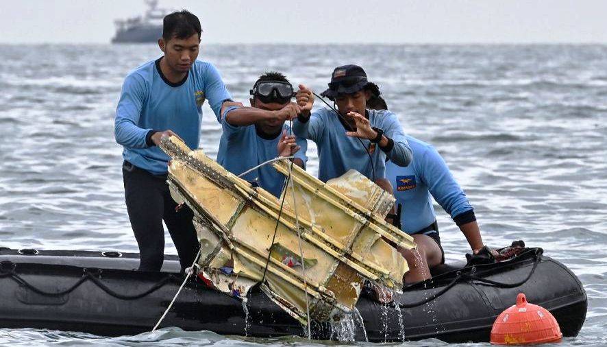 Ινδονησία: Εντοπίστηκαν συντρίμμια και πτώματα στην περιοχή συντριβής του αεροσκάφους