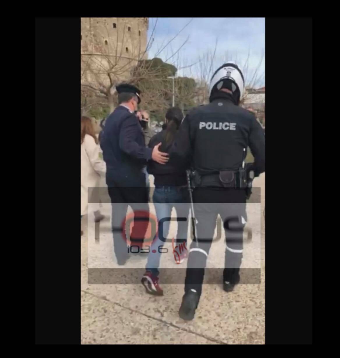 BINTEO -EΚΤΑΚΤΟ: Ένταση και προσαγωγές στον Λευκό Πύργο –Θεσσαλονικείς τόλμησαν και έριξαν τον Σταυρό στη θάλασσα και... προσήχθησαν