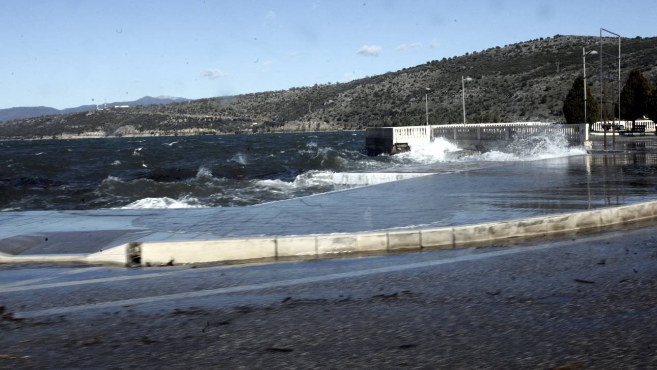 Πλοίο προσέκρουσε στο λιμάνι της Θήρας - Ταλαιπωρία για 47 επιβάτες