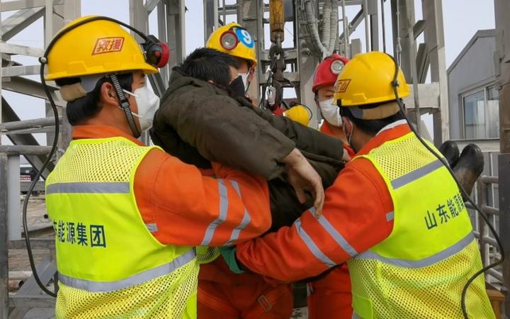 Κίνα: Διασώθηκαν 11 μεταλλωρύχοι που είχαν παγιδευτεί για 14 μέρες