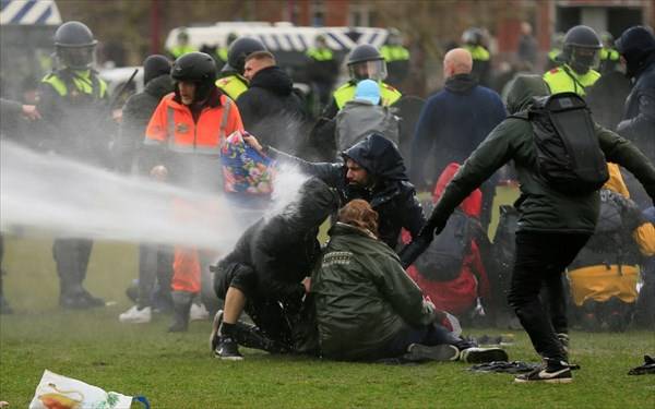 ΒΙΝΤΕΟ-Ολλανδία: Τρίτη νύχτα διαδηλώσεων για την απαγόρευση κυκλοφορίας- Συγκρούσεις διαδηλωτών με την αστυνομία