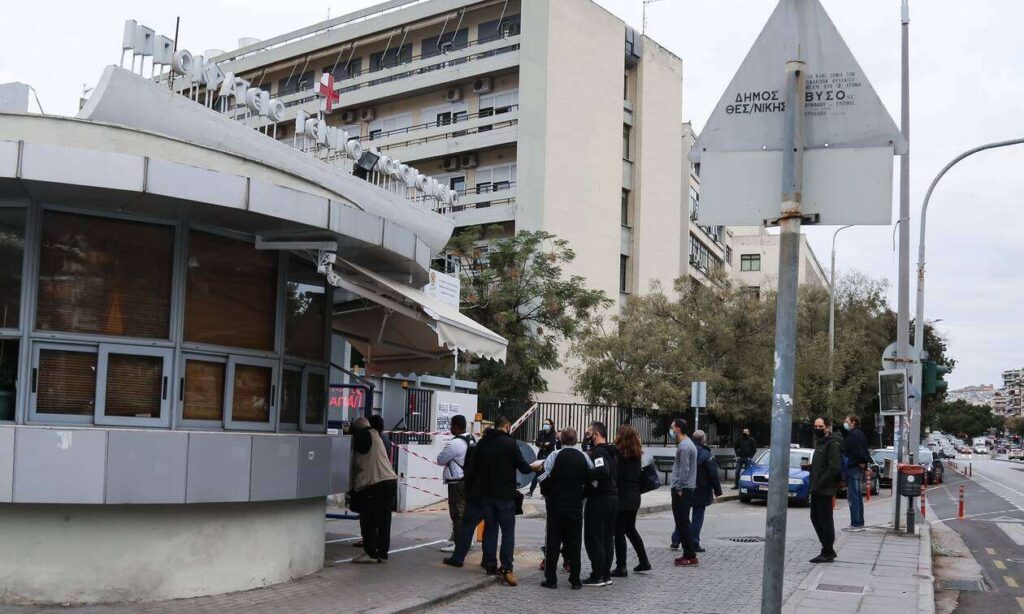 Θεσσαλονίκη: Αγωνία για τετράχονο κοριτσάκι που έπεσε από μπαλκόνι τρίτου ορόφου
