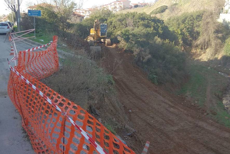 Σε εξέλιξη οι εργασίες αντιστήριξης της οδού Ανθέων στα Πεύκα.