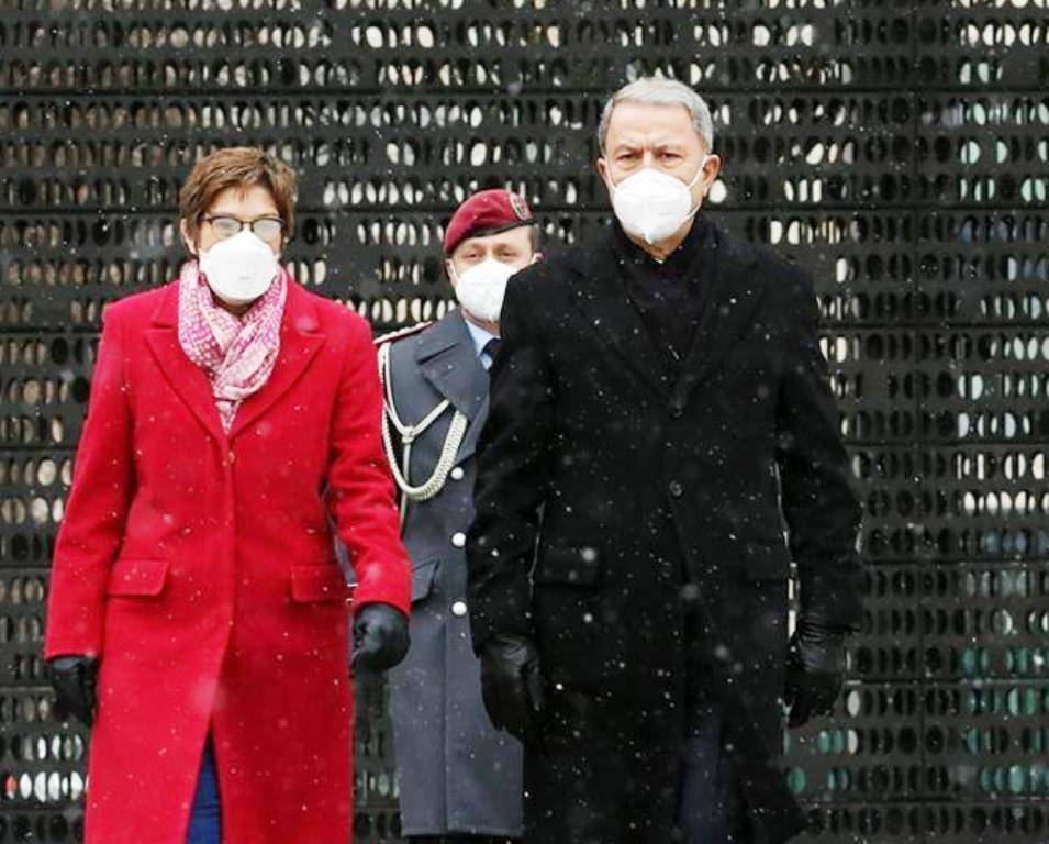 «Η Τουρκία συμβάλλει στην ευρωπαϊκή ασφάλεια» είπε Γερμανίδα υπουργός Άμυνας έχοντας δίπλα της τον Ακάρ!