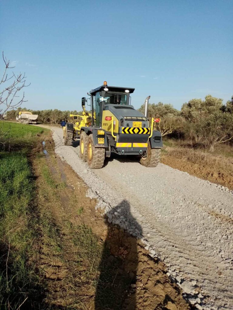 Συντήρηση αγροτικής οδοποιίας σε διάφορες Κοινότητες του δήμου Θέρμης.