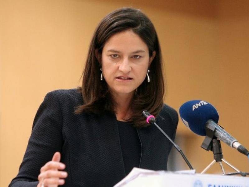 Άγνωστοι πέταξαν τρικάκια στο γραφείο της Νίκης Κεραμέως