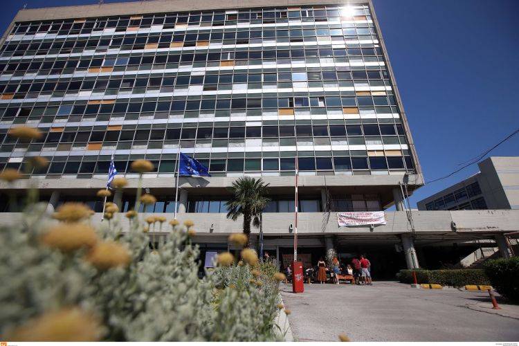 Θεσσαλονίκη: Φοιτητές απέκλεισαν τις εισόδους του ΑΠΘ με λουκέτα