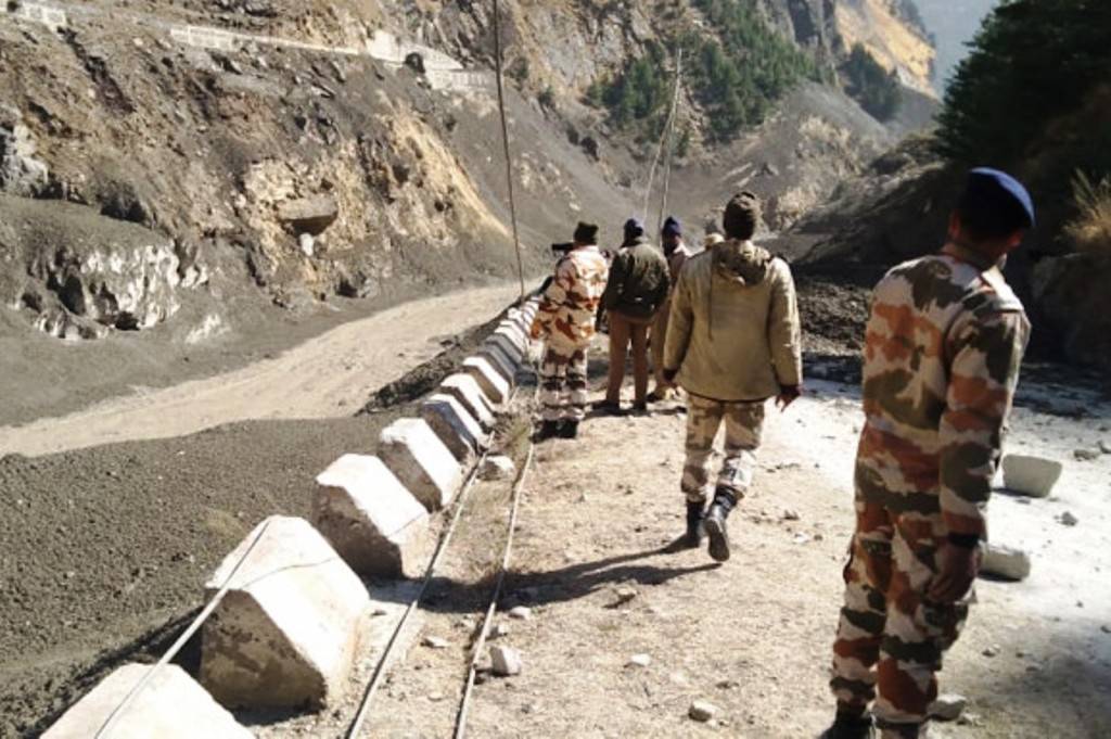 Φόβοι για εως και 150 νεκρούς από κατάρρευση παγετώνα των Ιμαλαΐων στην Ινδία