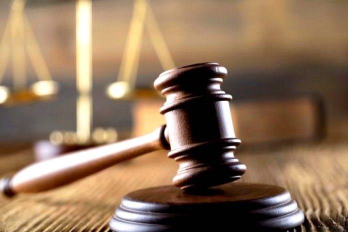 Ελεύθερη με όρους η καθηγήτρια που κατηγορείται για αποπλάνηση 13χρονου μαθητή.