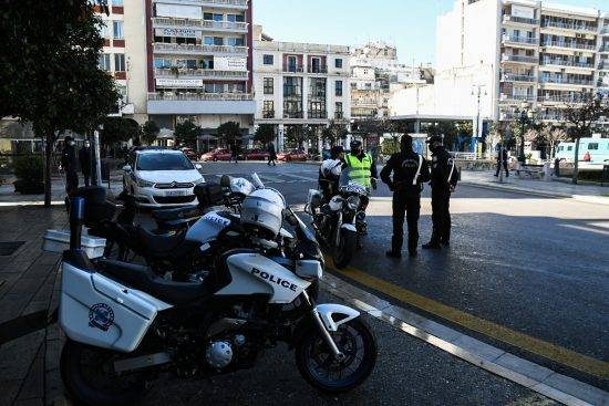 Κοροναϊός : Οι ειδικοί εισηγούνται τη χρήση διπλής μάσκας σε σούπερ μάρκετ και Μέσα Μαζικής Μεταφοράς