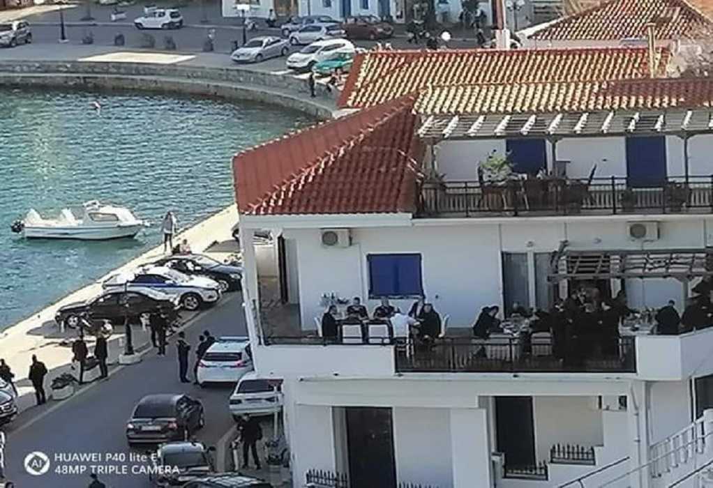 Αντιδράσεις για το γεύμα του Πρωθυπουργού στην Ικαρία παρουσία πολλών ατόμων – ΒΙΝΤΕΟ