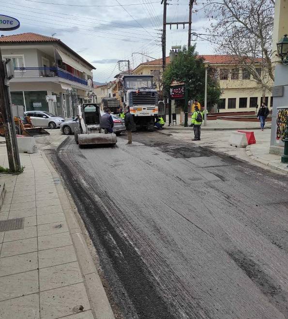 Θέρμη: Ξεκίνησαν εργασίες ασφαλτόστρωσης σε κεντρικές οδούς των Βασιλικών.