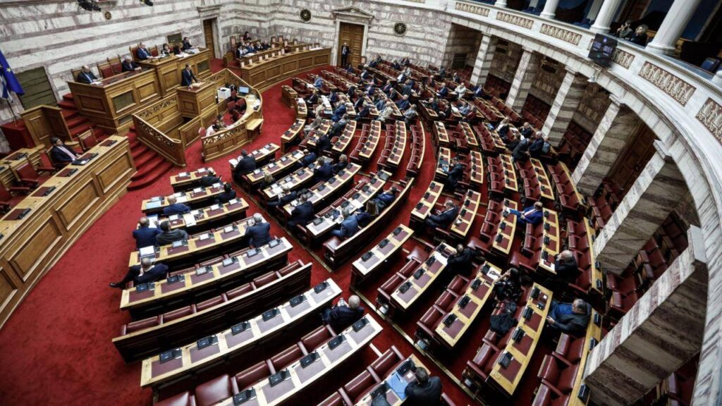 Κόντρα Μητσοτάκη-Τσίπρα στη Βουλή για την αστυνομική βία