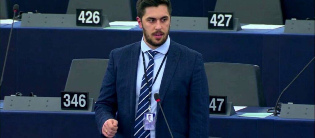 Η ΕΕ με πρόσχημα τους ΛΟΑΤΚΙ κλείνει το μάτι στους λαθρομετανάστες – Εμμανουήλ Φράγκος στον Focus FM