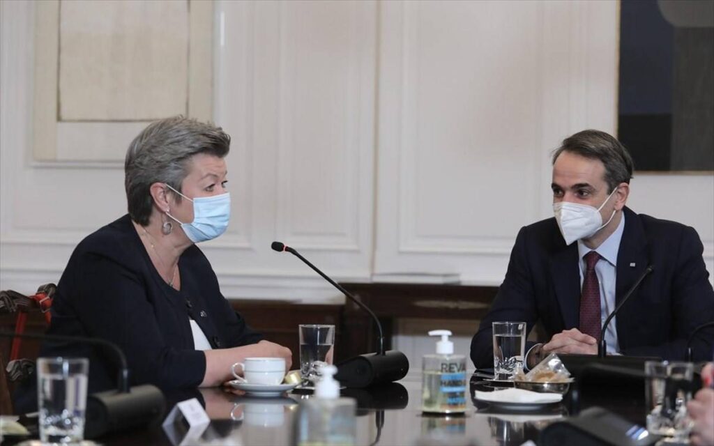 Μόνιμες εγκαταστάσεις παράνομων μεταναστών στα νησιά//Συμφωνία Μητσοτάκη – Γιόχανσον