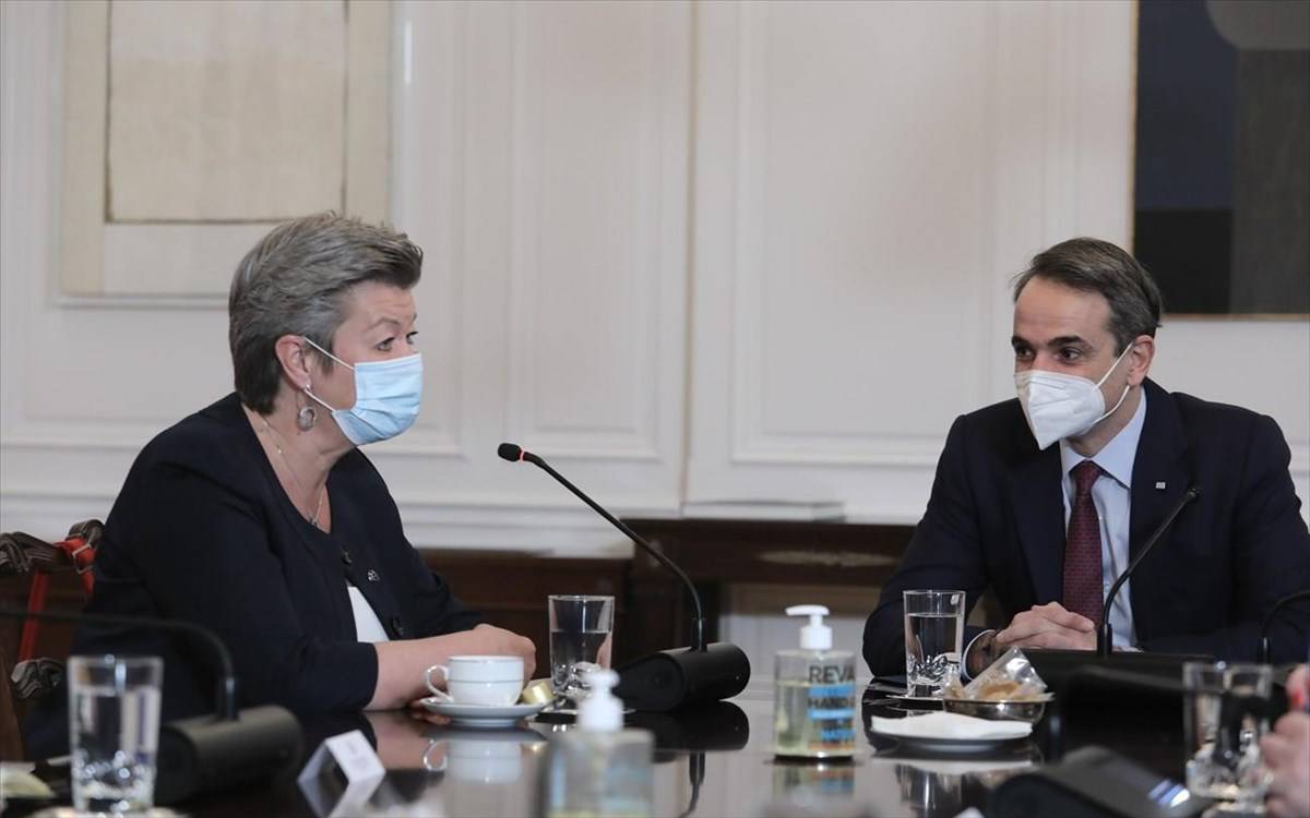 Μόνιμες εγκαταστάσεις παράνομων μεταναστών στα νησιά//Συμφωνία Μητσοτάκη – Γιόχανσον