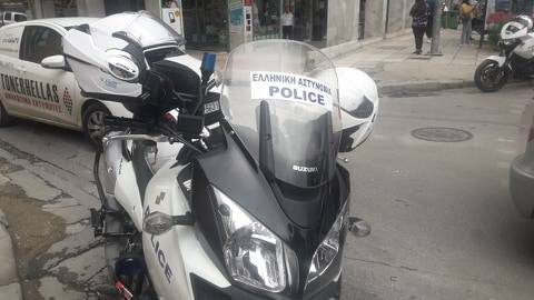 Θεσσαλονίκη: Αίσιο τέλος για άντρα που απειλούσε να πέσει από τον 6ο όροφο πολυκατοικίας