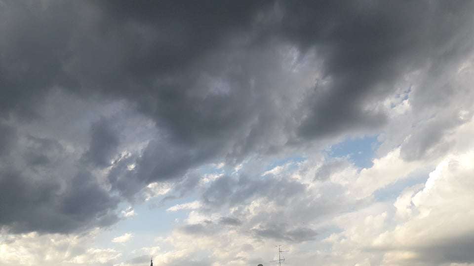 Άστατος και σήμερα ο καιρός: Βροχές, σποραδικές καταιγίδες και χιόνια στα ορεινά