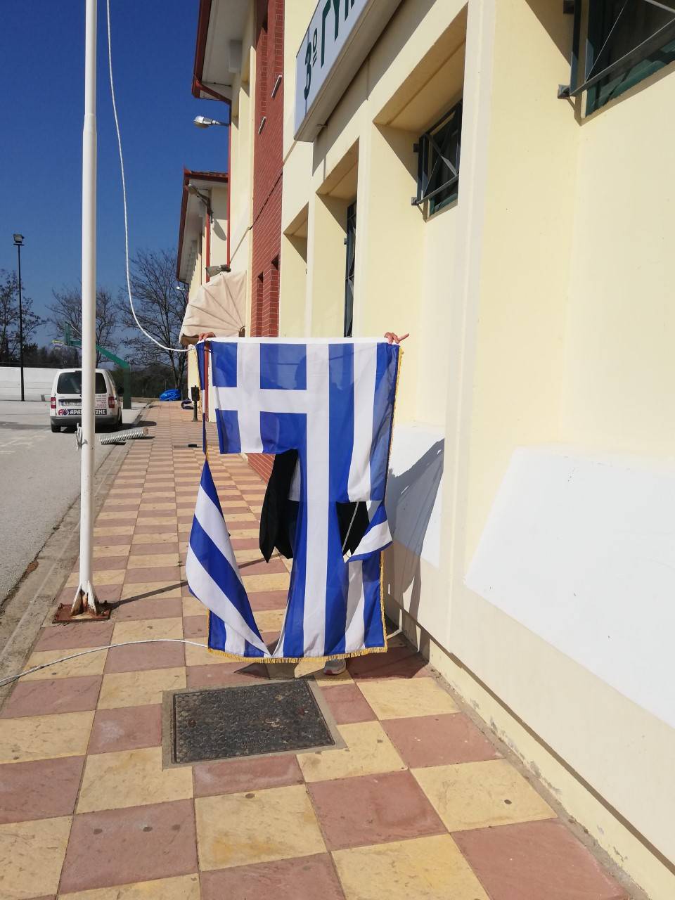 ΦΩΤΟ-Ντροπή! Άγνωστοι έσκισαν ελληνική σημαία που ήταν αναρτημένη στον ιστό αυλής σχολείου, στη Θεσσαλονίκη