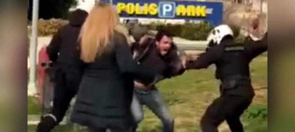 ΒΙΝΤΕΟ – Αστυνομική βία σε πλατείες κατά πολιτών-Σοβαρά επεισόδια μετά την πορεία για το ξύλο από την Αστυνομία στο Άλσος