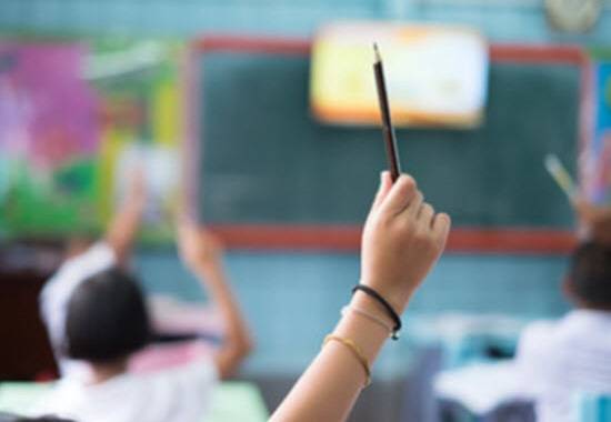 Συνεδριάζει η επιτροπή για το άνοιγμα των σχολείων. Τι θα γίνει με το λιανεμπόριο σε Θεσσαλονίκη, Κοζάνη και Πάτρα