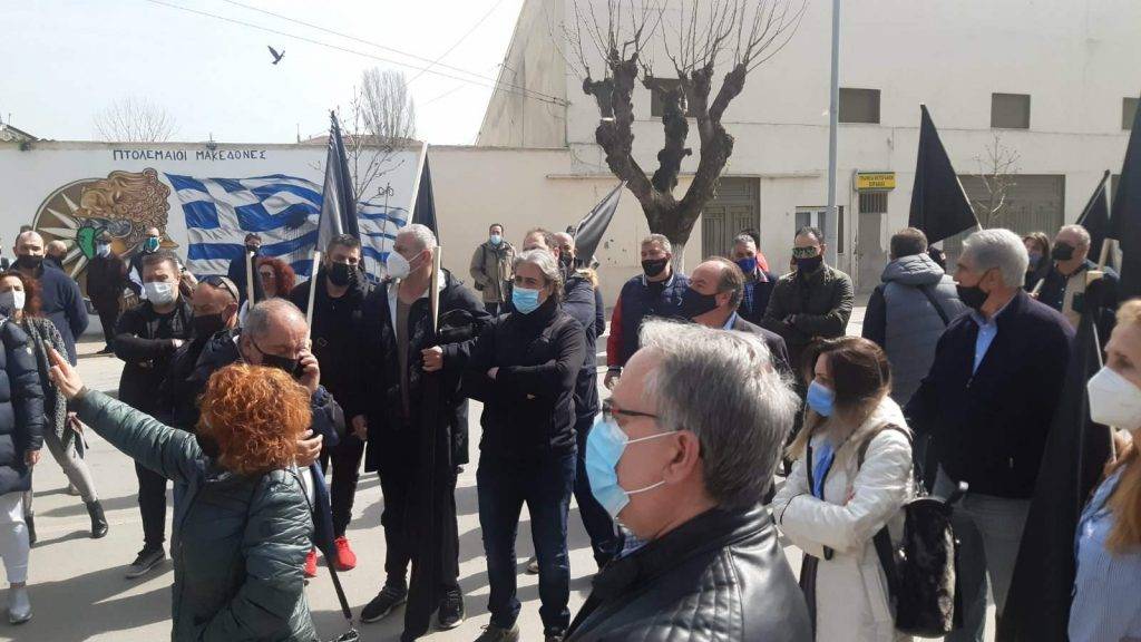 BINTEO: Διαμαρτυρία επιχειρηματιών για το κλειστό λιανεμπόριο στην Κοζάνη, με μαύρες σημαίες στα χέρια