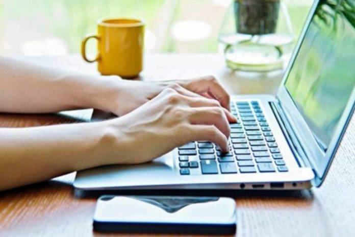 Παρατείνεται έως 30 Απριλίου η υποχρέωση εξ αποστάσεως εργασίας για το 50% των εργαζομένων