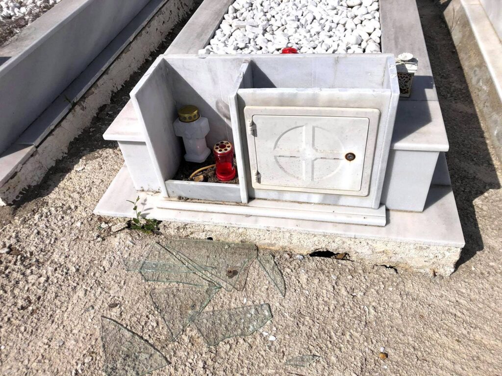 Θεσσαλονίκη: Επιδρομή ιερόσυλων στο Νεκροταφείο των Πεύκων-Έκλεψαν δεκάδες καντήλια και προκάλεσαν φθορές σε μνήματα (ΦΩΤΟ)