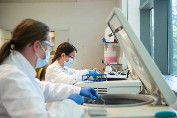 Ερευνητές υποστηρίζουν ότι έλυσαν το μυστήριο των θρομβώσεων με τα εμβόλια