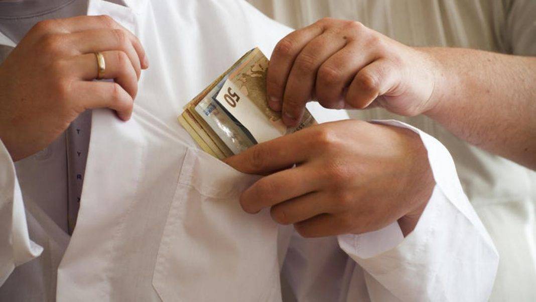 Κατερίνη: Φυλάκιση 10 μηνών σε γιατρό για «φακελάκι»