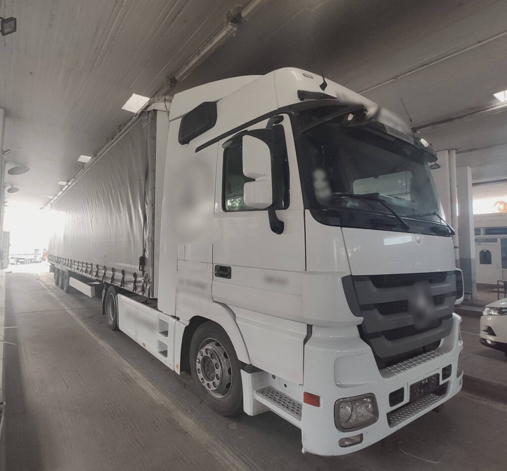 Χειροπέδες σε διακινητή που μετέφερε παράνομους μετανάστες με φορτηγό