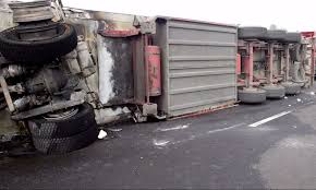 Προσοχή οι οδηγοί: «Ξεκόλλησε» καρότσα νταλίκας στην έξοδο προς Εγνατία πριν το Δερβένι