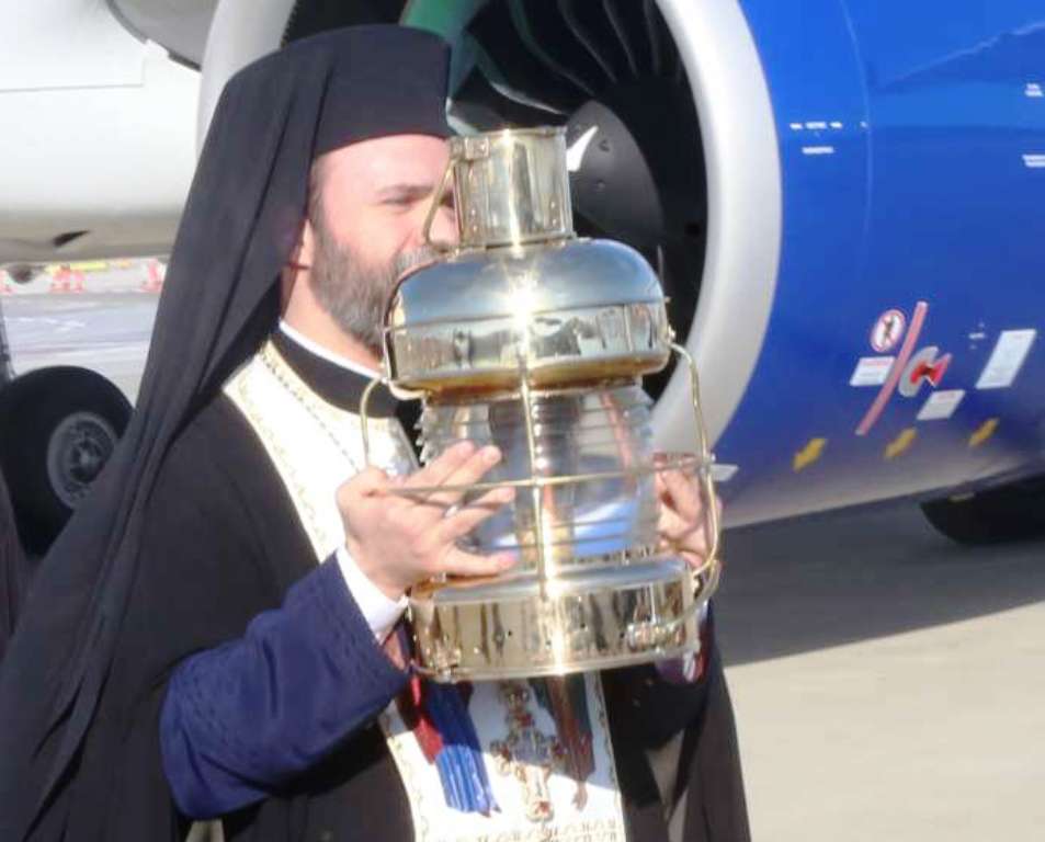 Το απόγευμα αναμένεται η άφιξη του Αγίου Φωτός από τα Ιεροσόλυμα