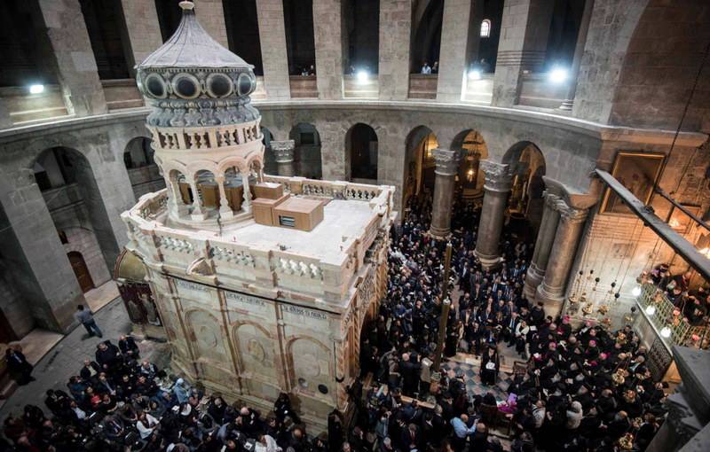 Live: Η τελετή του Αγίου Φωτός από τα Ιεροσόλυμα