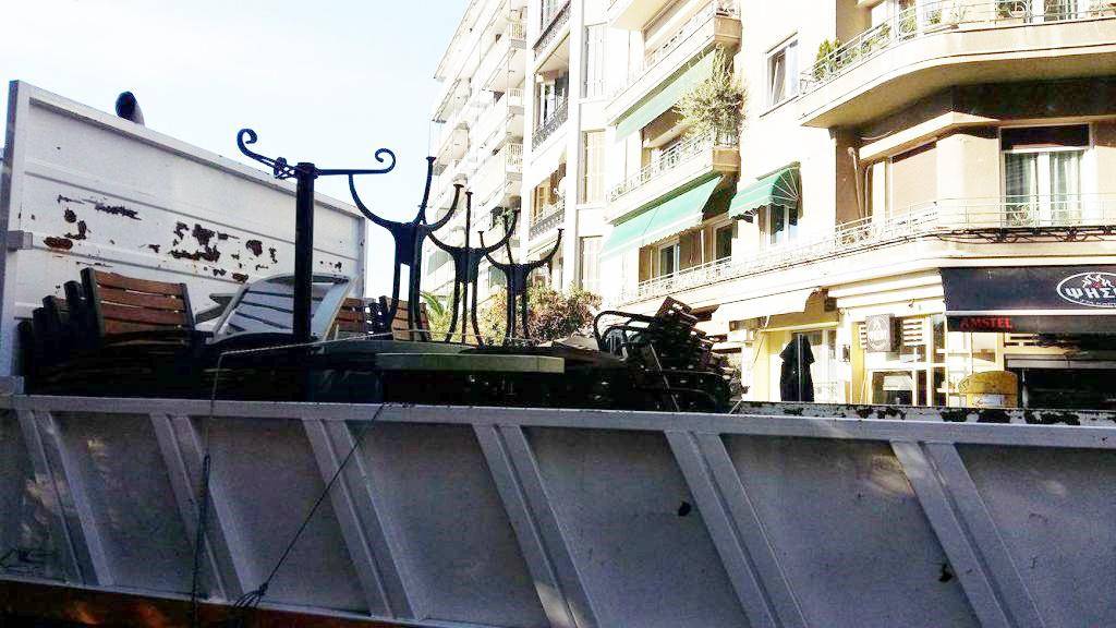 Θεσσαλονίκη: Απομακρύνονται τραπεζοκαθίσματα από τα παραλιακά καφέ της πόλης υπό τον φόβο τροχαίων ατυχημάτων